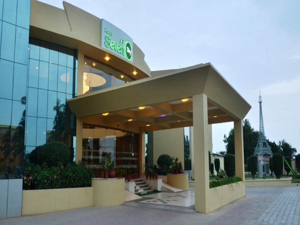Seven Sky Clarks Exotica Bhuj Exterior foto
